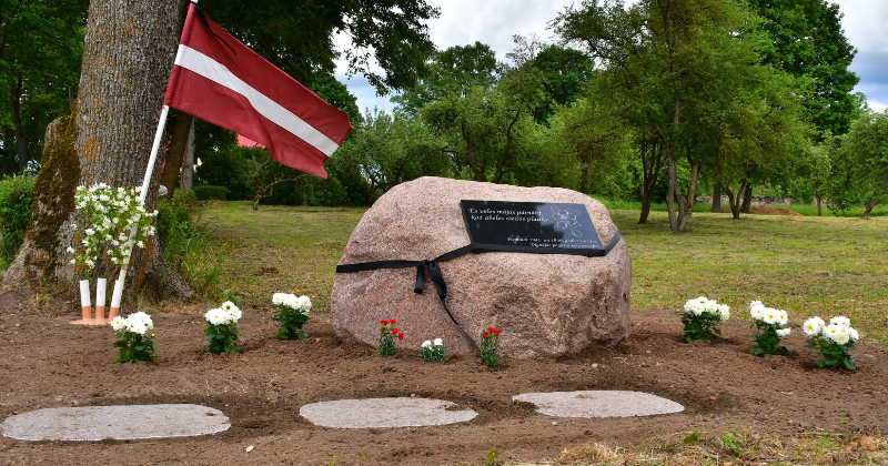Dignājā atklāts piemiņas akmens deportētajiem pagasta iedzīvotājiem