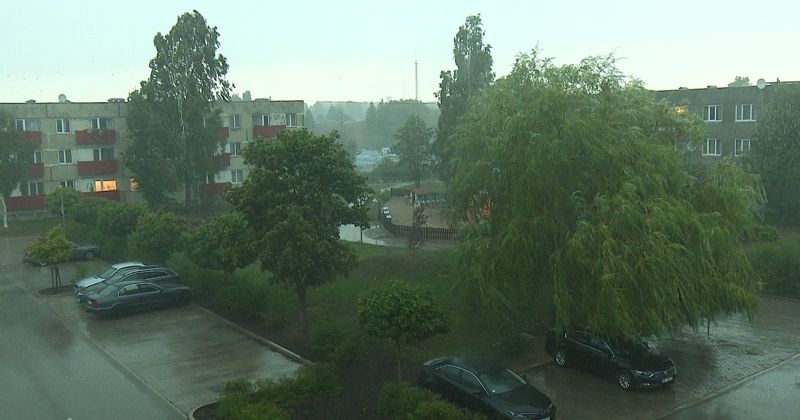 Sinoptiķi brīdina: Latgalē iespējamas stipras vēja brāzmas un pat tornādo