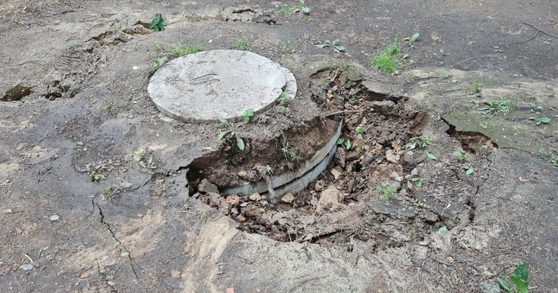 Tauta ziņo: Nameja ielas mikrorajonā izveidojusies pamatīga bedre
