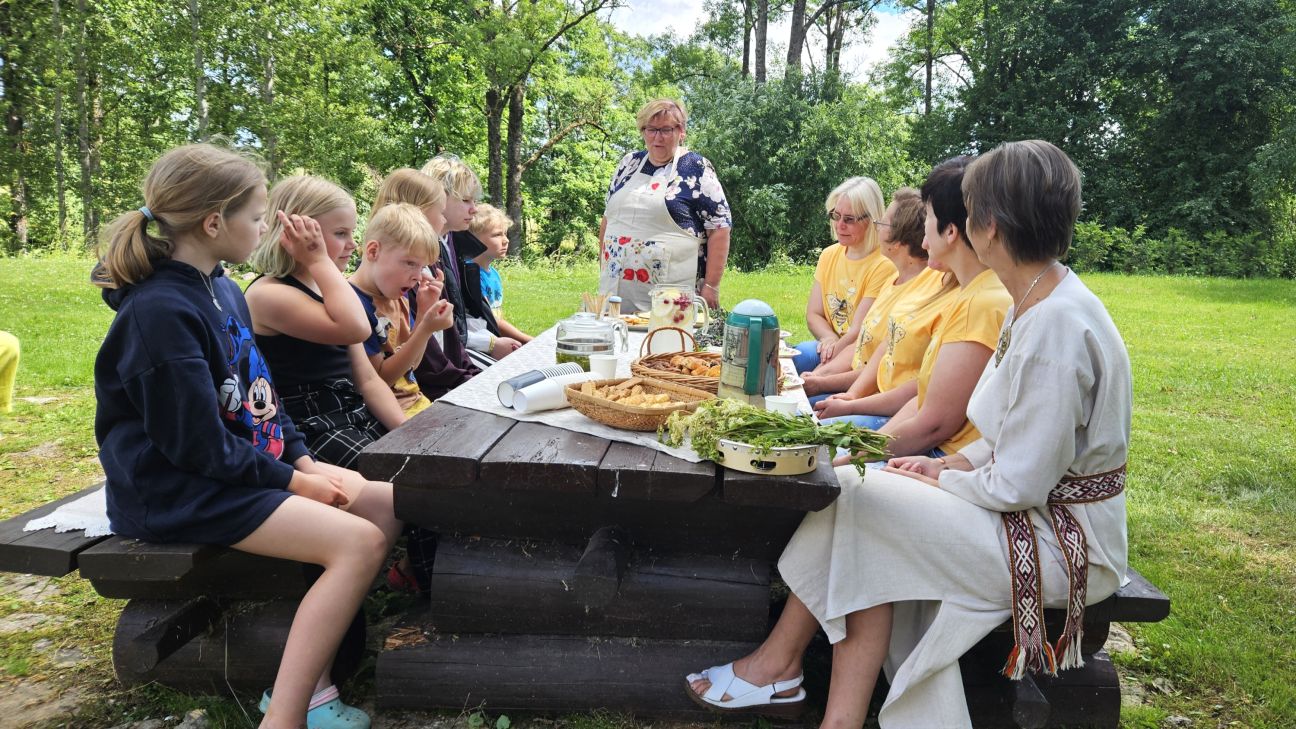 Rožupē dāmas gūst sievišķības un dabas spēku