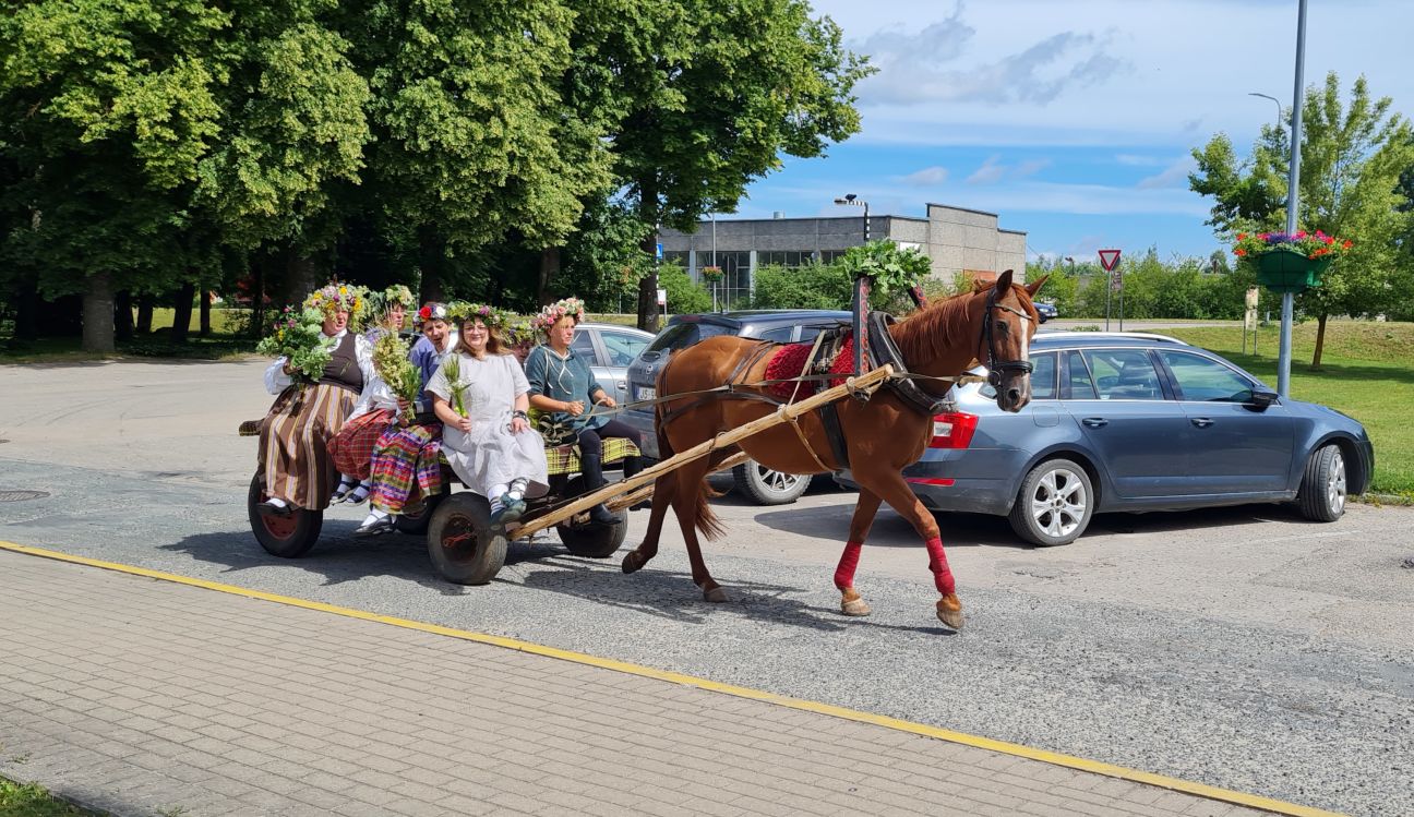 Ar braucienu zirga pajūgā Salā ielīgo Jāņus