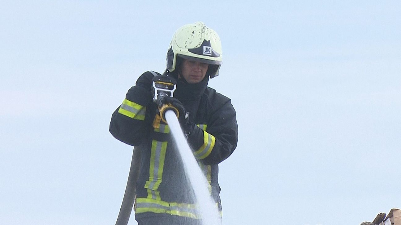 Krustpils pagastā aizdegušies vairāki spēkrati un saimniecības ēkas