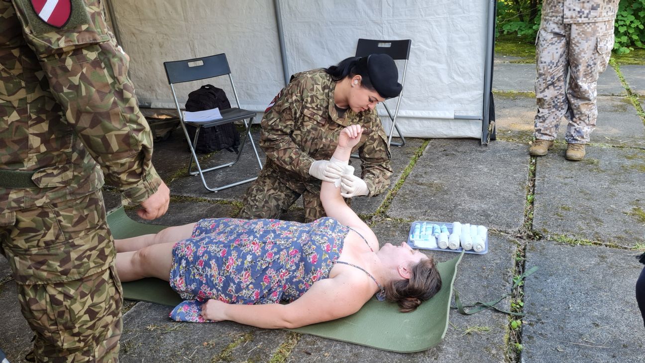 Slimnīcās pauž bažas par armijas izsludinātajām mediķu vakancēm