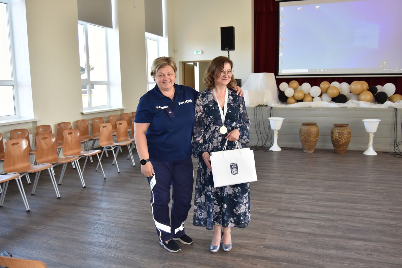 Jēkabpils 2. vidusskolas pedagoģe saņem Valsts policijas pateicību