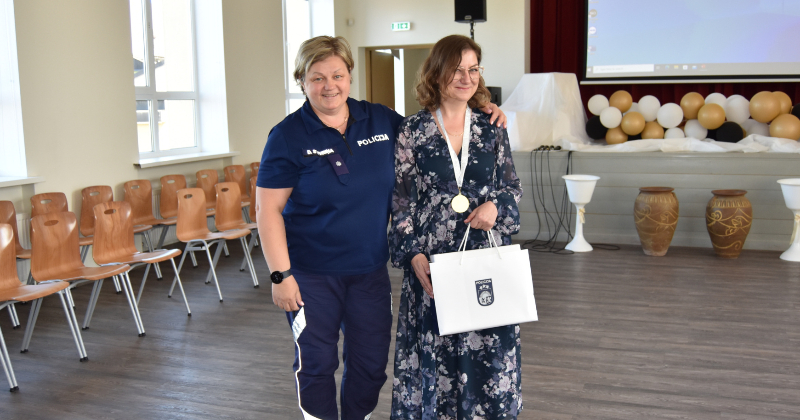 Jēkabpils 2. vidusskolas pedagoģe saņem Valsts policijas pateicību