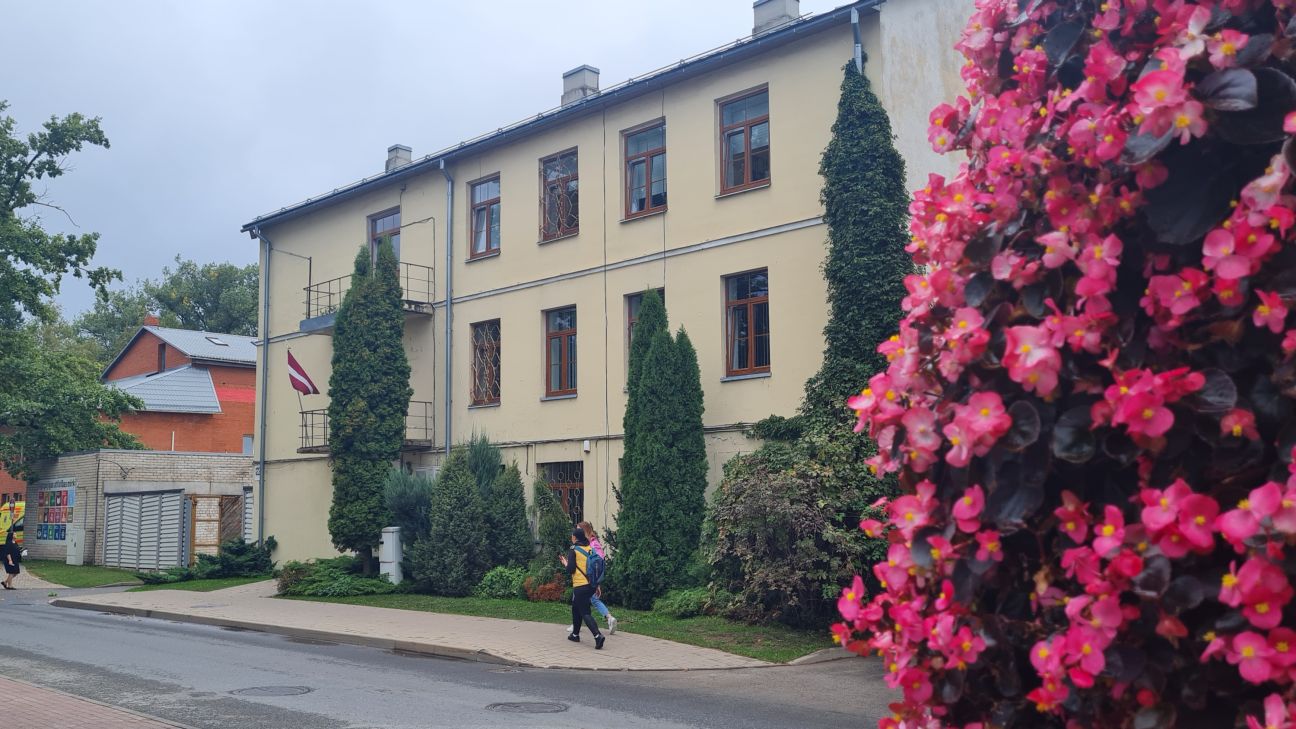 Jēkabpilī kravas auto šoferis sabojā dzelzceļa pārbrauktuves barjeru