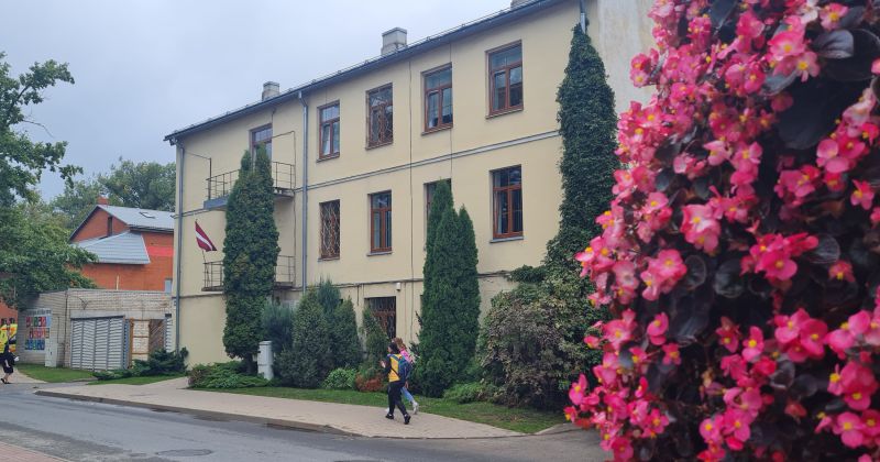 Jēkabpilī kravas auto &scaron;oferis sabojā dzelzceļa pārbrauktuves barjeru