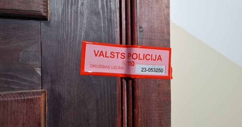 Jēkabpilī vīrietis izlec pa logu, dzīvoklī atrod divus miru&scaron;os (PAPILDINĀTS)