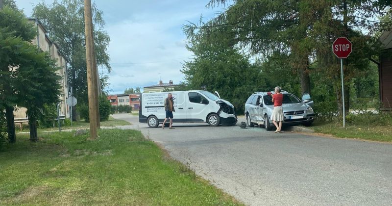 Jēkabpilī saduras SIA &ldquo;O&scaron;ukalns&rdquo; busiņ&scaron; un vieglā automa&scaron;īna