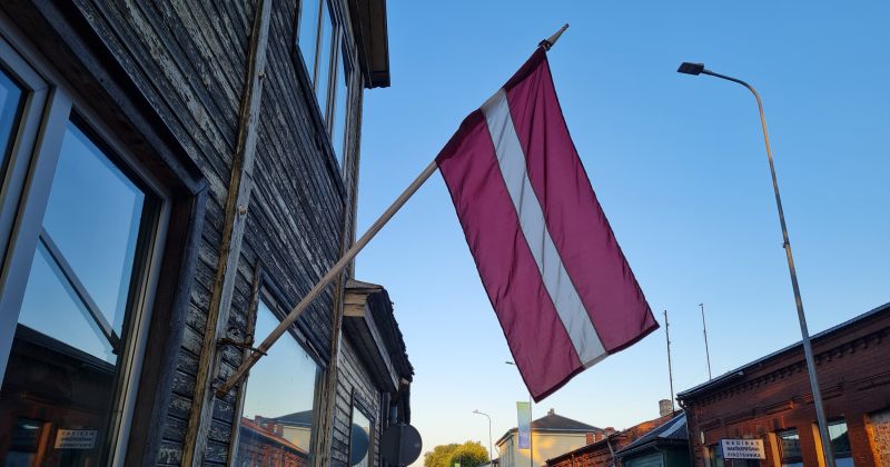 Jēkabpilī nozagts valsts karogs un velosipēds