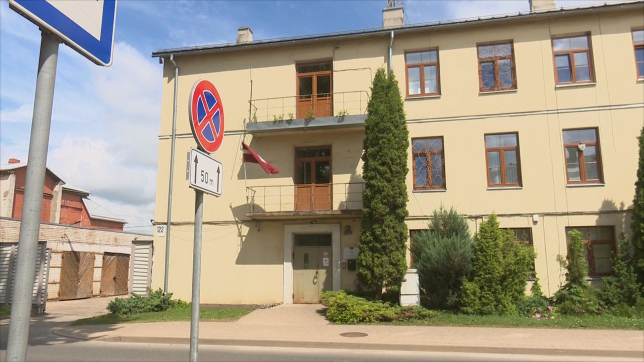 Jēkabpilī vadītājs uzbrauc apgaismes stabam, kurš krītot sabojā žogu