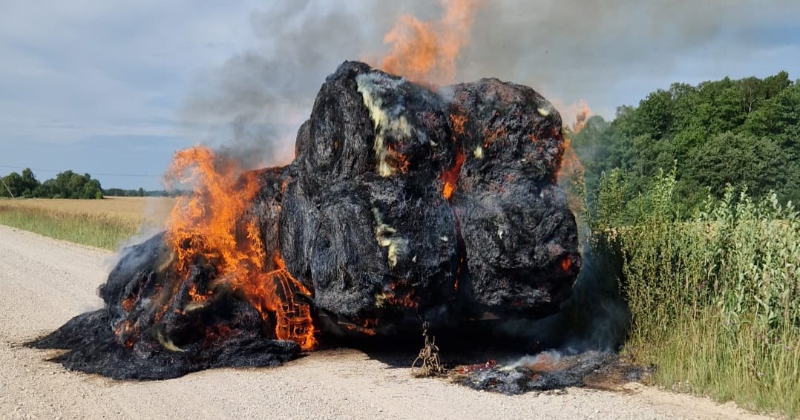 Leimaņu pagastā deg siena ruļļi