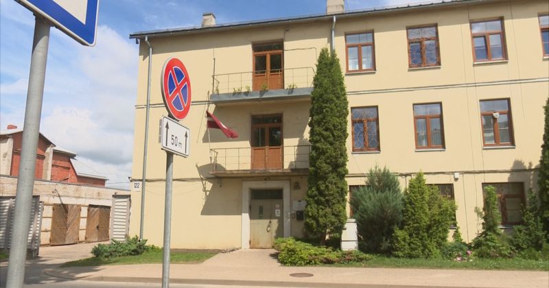 Jēkabpilī vadītājs uzbrauc apgaismes stabam, kur&scaron; krītot sabojā žogu