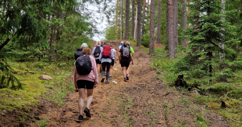11 sievietes dodas 29 kilometru garā pārgājienā