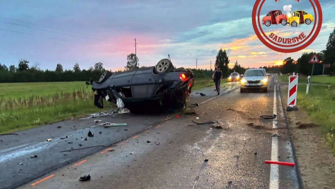 Elkšņu pagastā pusaudzis nesavalda “BMW” un cieš smagā avārijā