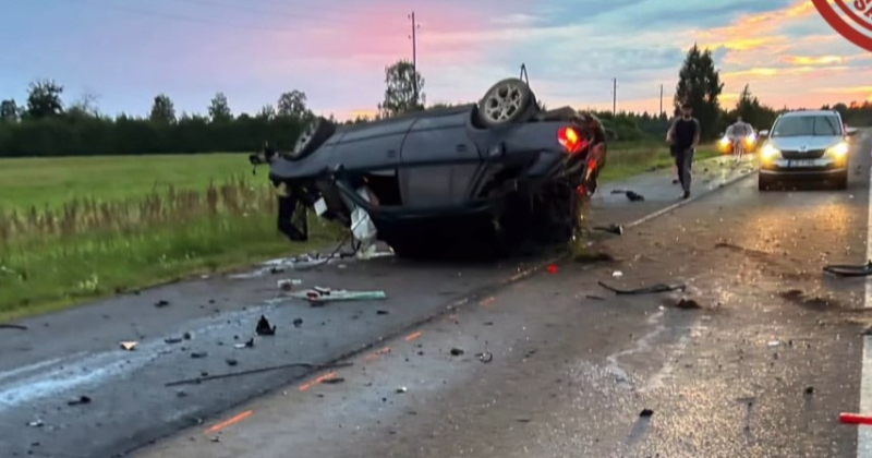 Elk&scaron;ņu pagastā pusaudzis nesavalda &ldquo;BMW&rdquo; un cie&scaron; smagā avārijā