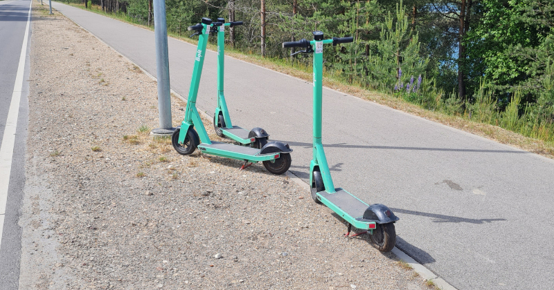 Jēkabpilī jauniete sadursmē ar elektrisko skrejriteni gūst traumas