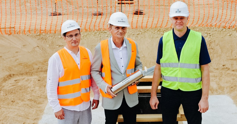 Jēkabpilī finiera ražotnes pamatos iemūrē laika kapsulu