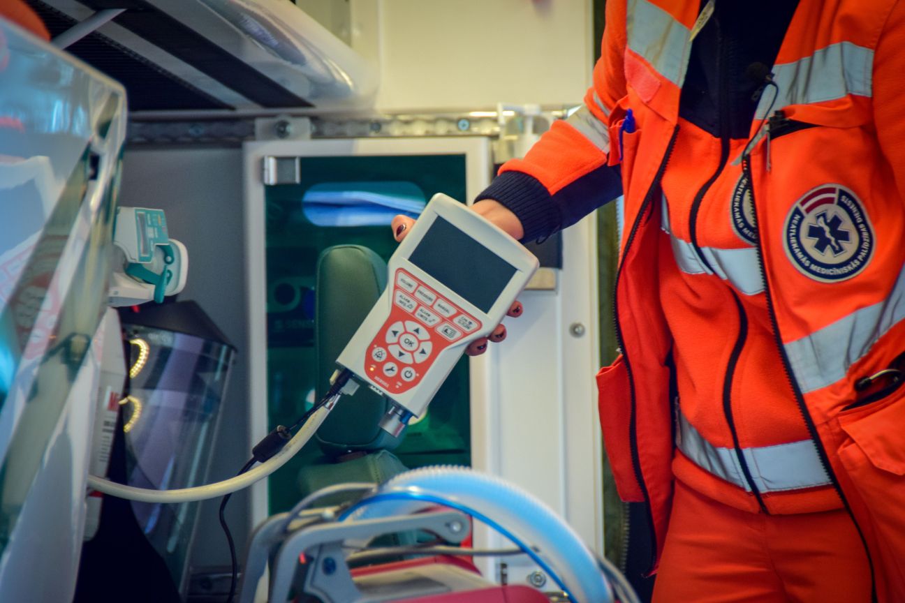 Viesītes pagastā vīrietis netiek galā ar auto vadību un gūst traumas 