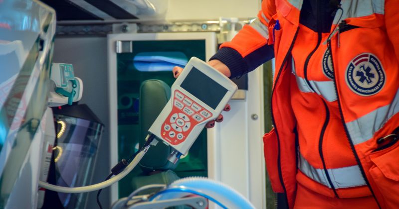 Viesītes pagastā vīrietis netiek galā ar auto vadību un gūst traumas 