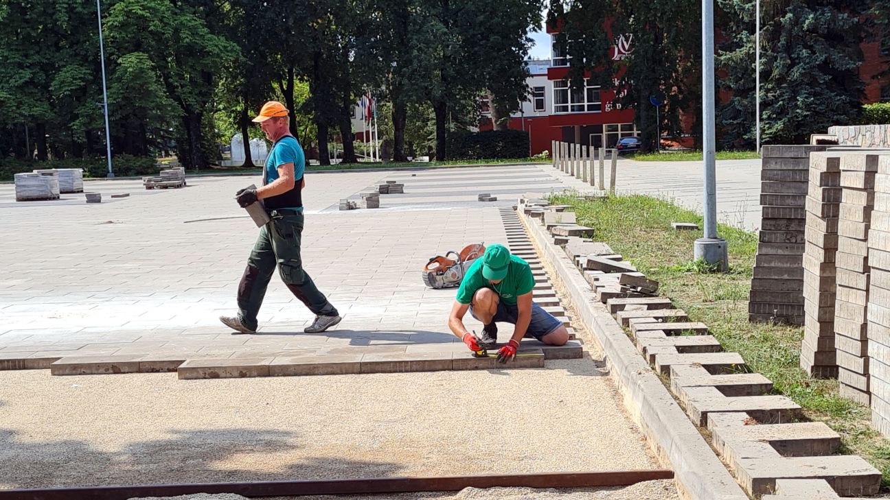 Neatbildīgas būvnieku rīcības dēļ jāremontē nesen atjaunots laukums