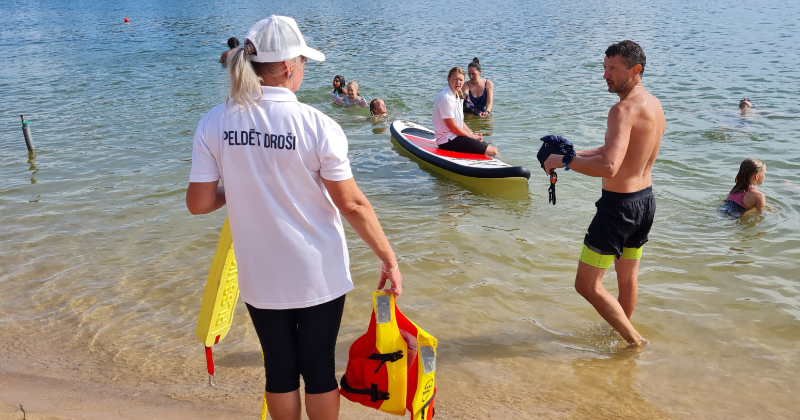 Jēkabpilī 20 cilvēki kļūst par brīvprātīgajiem uzraugiem pie ūdens
