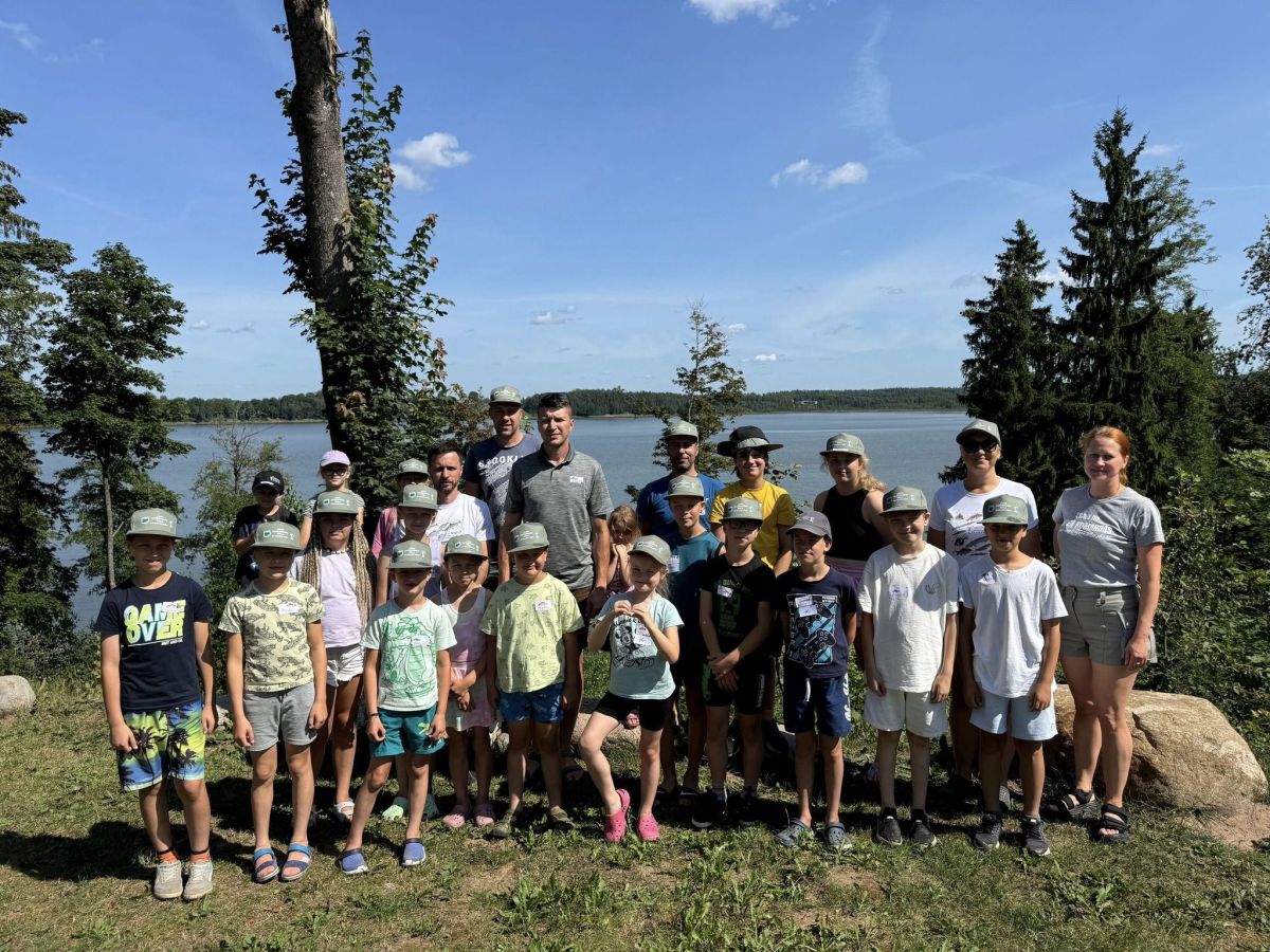 Bērni un jaunieši Baļotes ezerā apguva makšķerēšanas pamatus