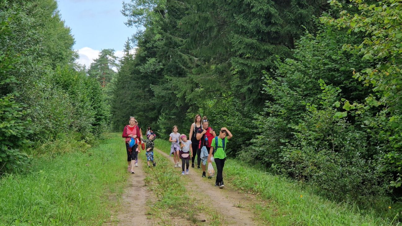 Pēdējā pārgājienā ģimenēm sērijā “Pēdas savā novadā” piedalījās 19 dalībnieki