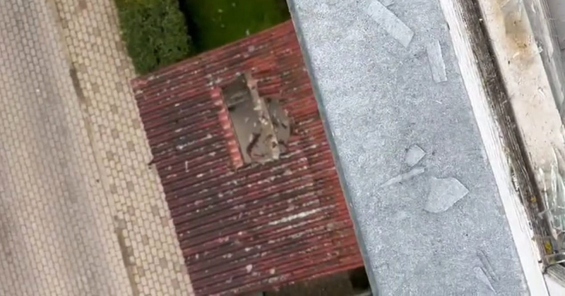 Aizkrauklē vīrietis izkrīt pa 3. stāva logu 