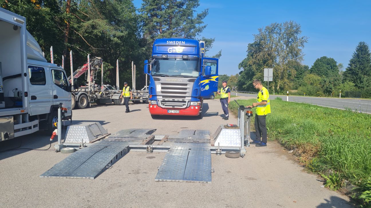 Reidā pārbauda kravas automašīnu tehnisko stāvokli
