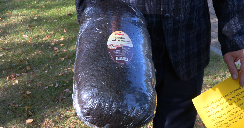 Jēkabpils novada pirmklasniekiem dāvā maizes klaipus