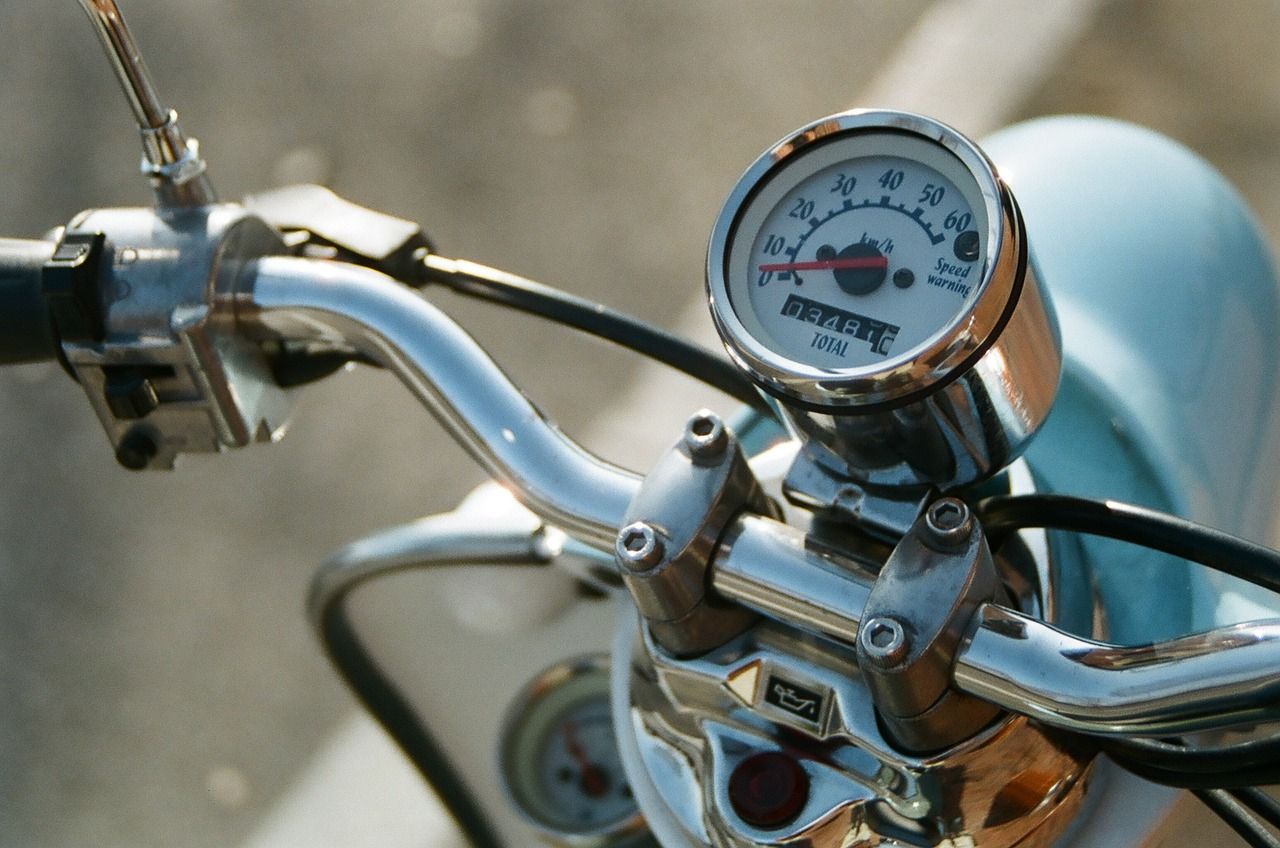 Jēkabpilī jaunietis, vadot motorolleri, “sakrāj” vairākus pārkāpumus