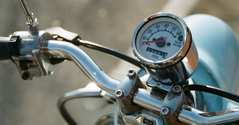 Jēkabpilī jaunietis, vadot motorolleri, &ldquo;sakrāj&rdquo; vairākus pārkāpumus