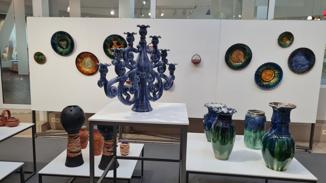 Līvānos atklāj keramikas darbu un cimdu izstādi