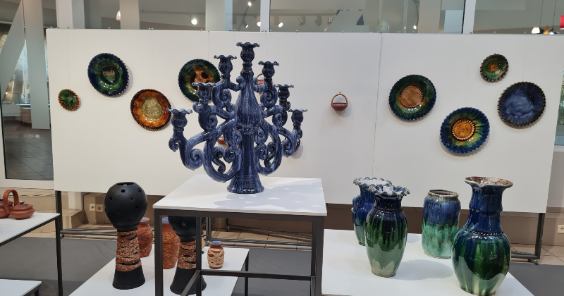 Līvānos atklāj keramikas darbu un cimdu izstādi