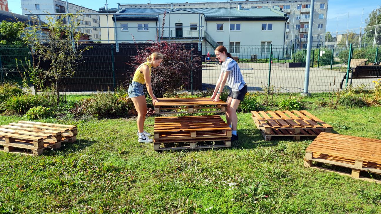 Līvānu jaunieši īsteno ieceri par atpūtas vietu