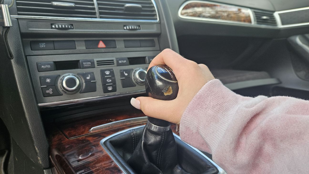 Sieviete stiprā reibumā vada auto