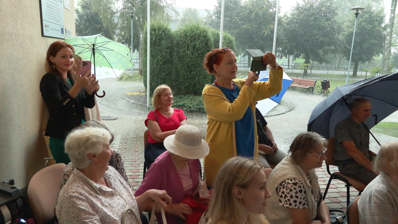 Līvānos dzeja atnāk slapjām kājām