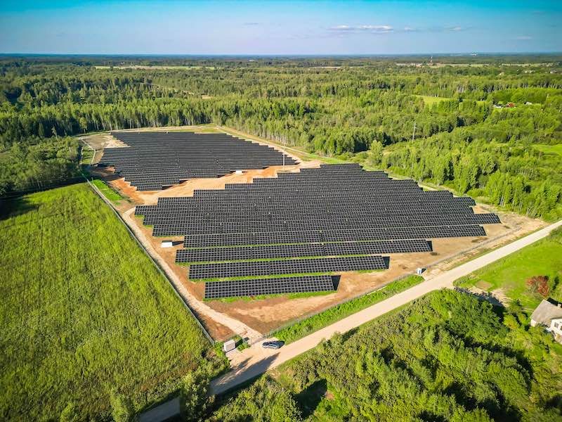 Darbu sāk jaudīgākā saules elektrostacija Aizkraukles novadā