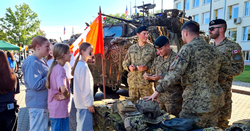 Līvānu jaunie&scaron;i iepazīst karavīru ikdienu, tehniku un sporta garu