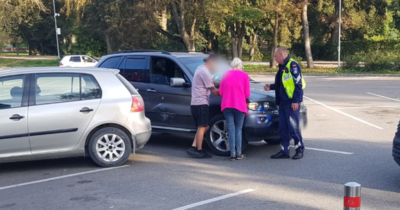 Veikala stāvlaukumā &ndash; divu automa&scaron;īnu sadursme