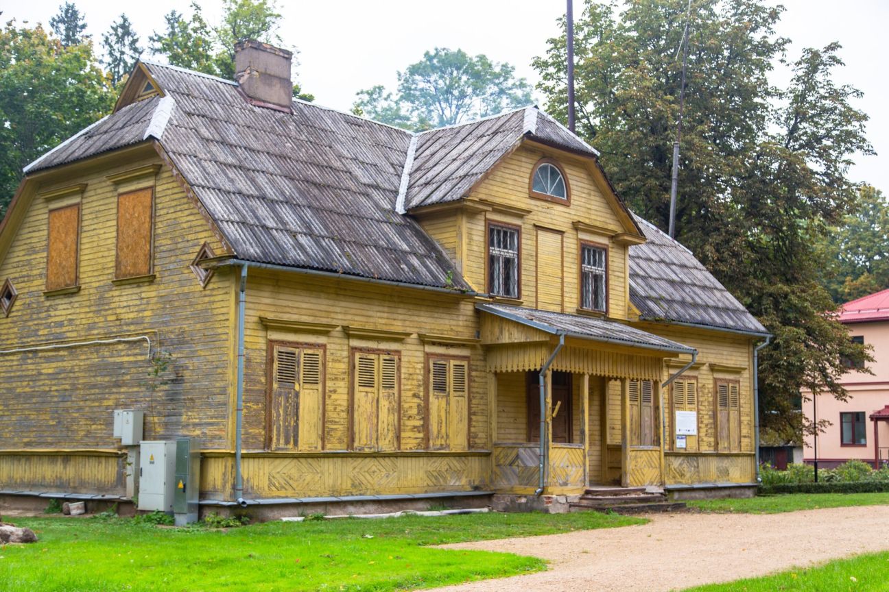 Pašvaldība pieņem īpašumā bijušo pasta ēku Zasas muižas parkā