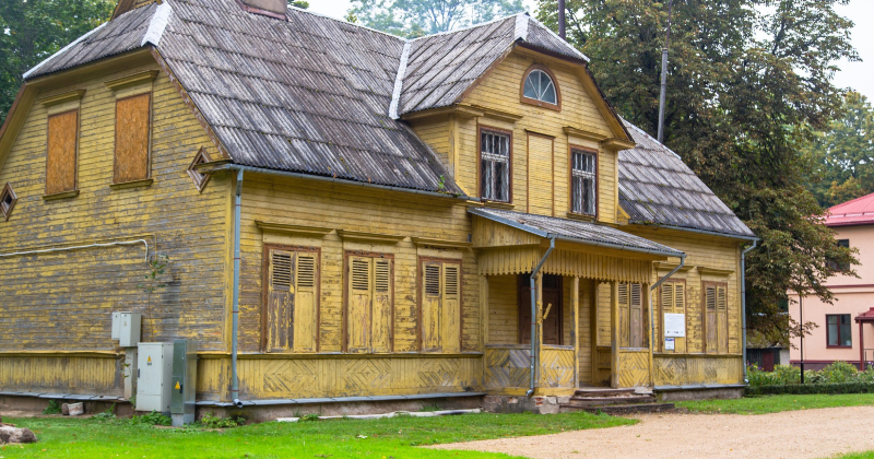 Pa&scaron;valdība pieņem īpa&scaron;umā biju&scaron;o pasta ēku Zasas muižas parkā