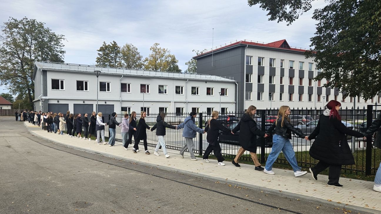 Ģimnāzisti samīļo savu skolu