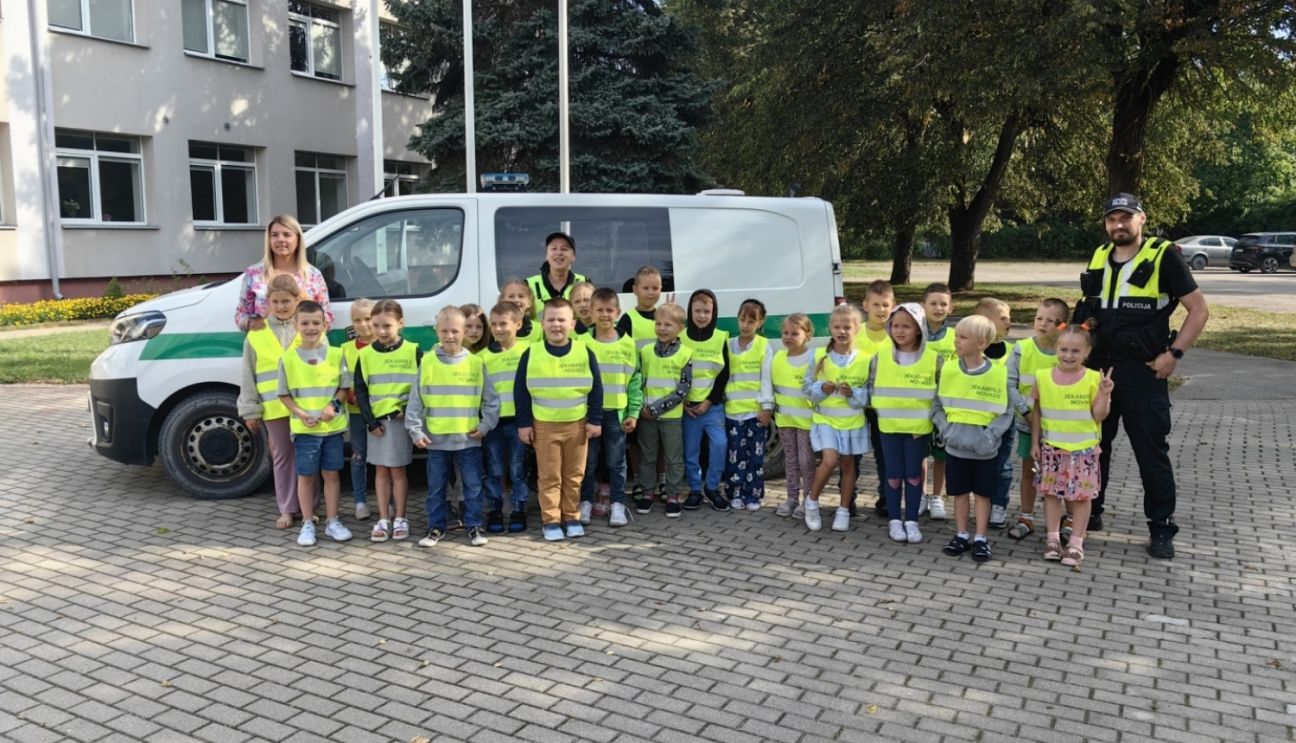 Pirmklasnieki saņem atstarojošās vestes