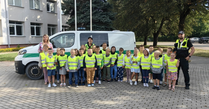 Pirmklasnieki saņem atstarojo&scaron;ās vestes