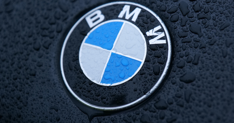 Iereibis jaunietis sēžas pie &ldquo;BMW&rdquo; stūres 