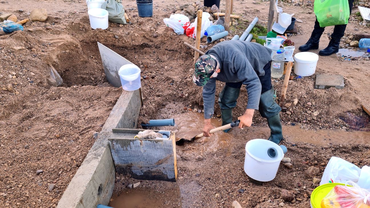 Pēteris Sprukts glābj avotiņu