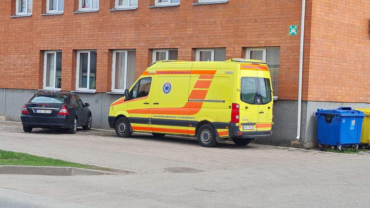             Viesītes pagastā šoferis iebrauc kokā, Kūku pagastā – jaunietis nokrīt no motocikla