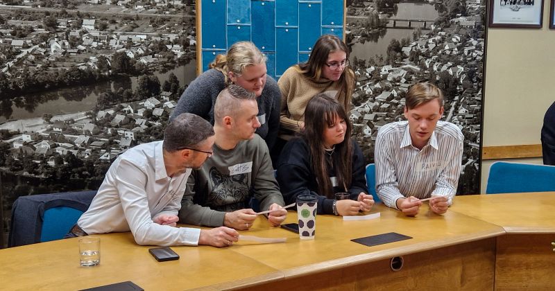 Jaunie&scaron;i un politiķi attīsta sadarbību naksnīgā pasākumā Līvānos